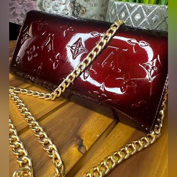 LOUIS VUITTON VERNIS BURGUNDY WALLET ON CHAIN/CROSSBODY - Picture 2 of 15
